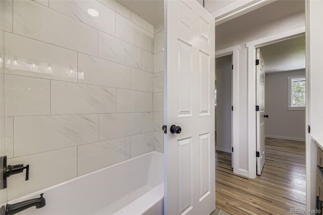 Building Photo - Newly Renovated 3 bed, 1 bath in Englewood (Top Unit)