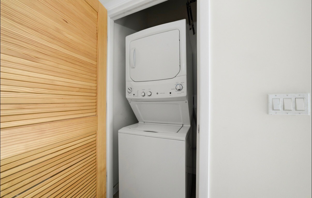 Building Photo - 1224 W Van Buren St