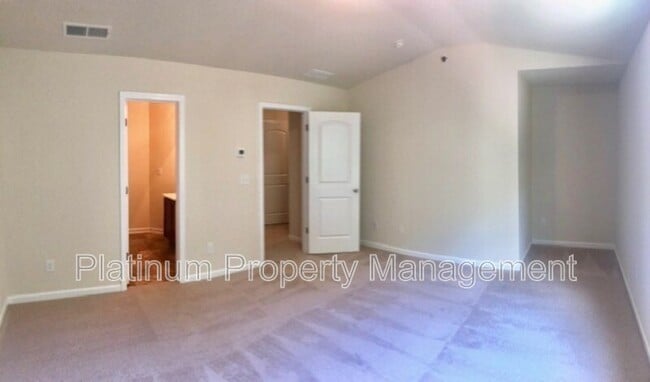 Building Photo - 2048 Reavis Bluff