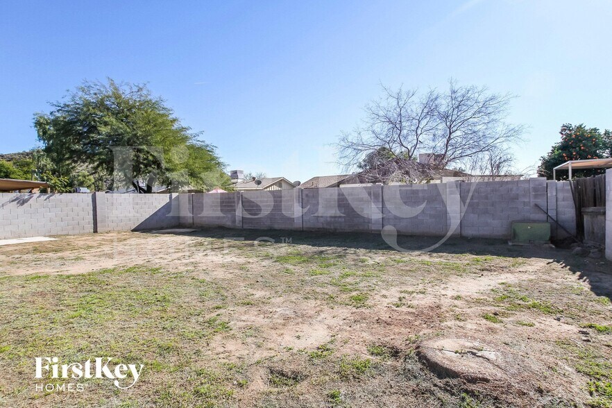 Building Photo - 2041 W Windrose Dr