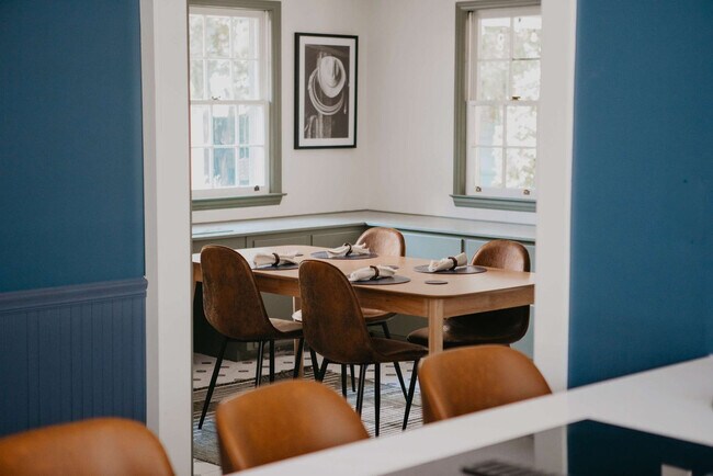 Building Photo - 946 Magnolia St SE