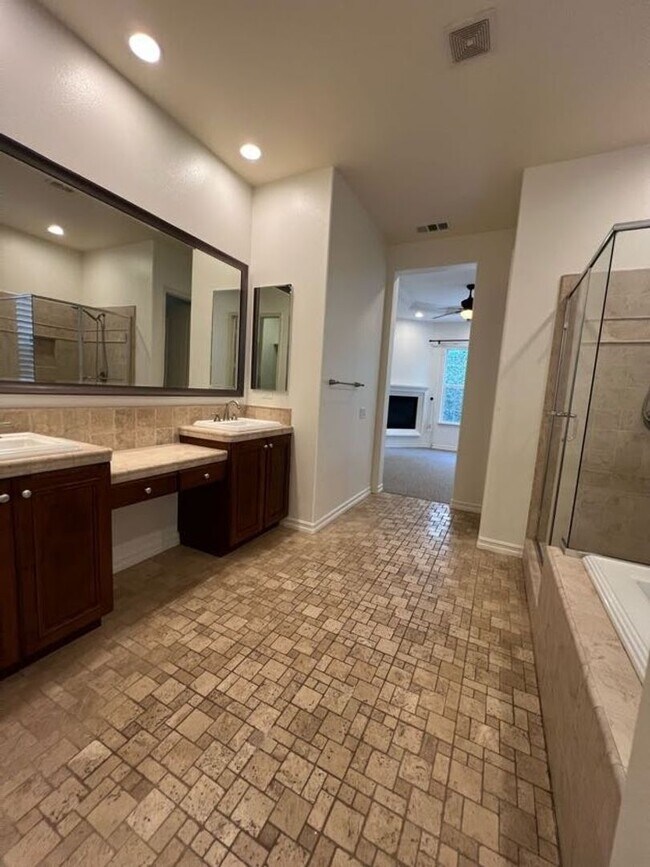 Building Photo - Spacious Single Story Home in Columbus Square