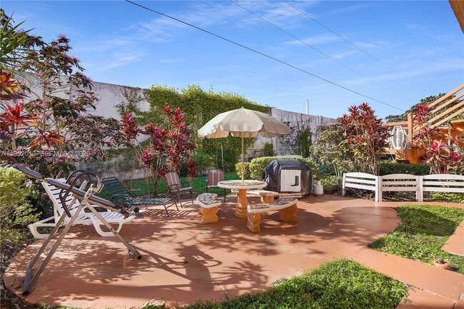 Building Photo - 820 SW 11th Ave