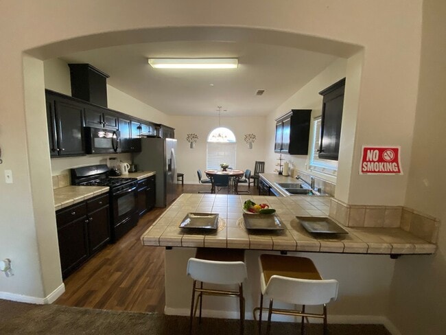 Building Photo - Affordable 3 BD 2 BA house in SE Bakersfield Near Union Ave & Berkshire Road