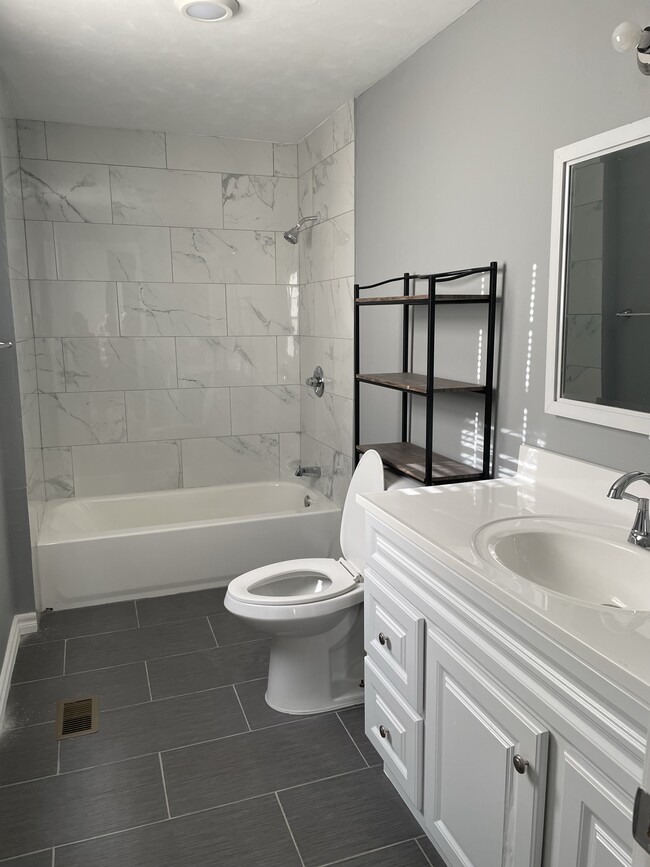 Master bathroom - 516 SE 34th St