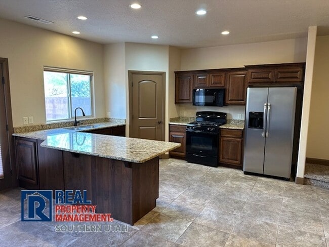 Building Photo - Washington Townhome