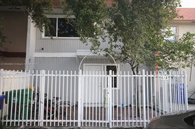 Primary Photo - 618 NW 11th St