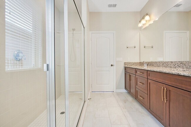 Building Photo - Spacious 4 Bed 3 Bath Home