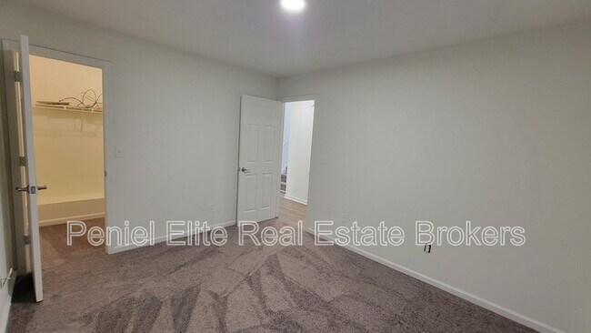 Building Photo - 3206 Diamond Blf