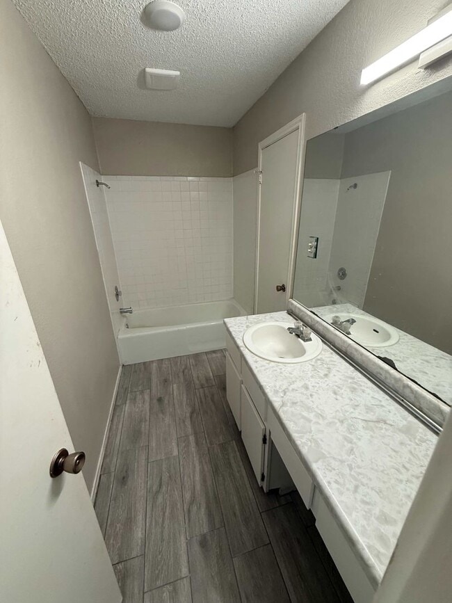 Building Photo - 1204 Greenbriar Loop