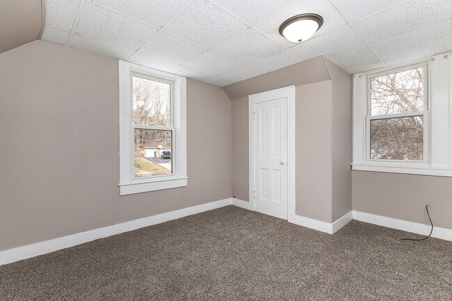 Building Photo - 910 W Locust St