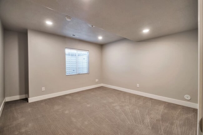 Building Photo - Incredible 6 bedroom Rambler in West Jordan