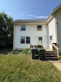 Building Photo - 2 Bedroom 1 Bathroom Duplex for Rent!