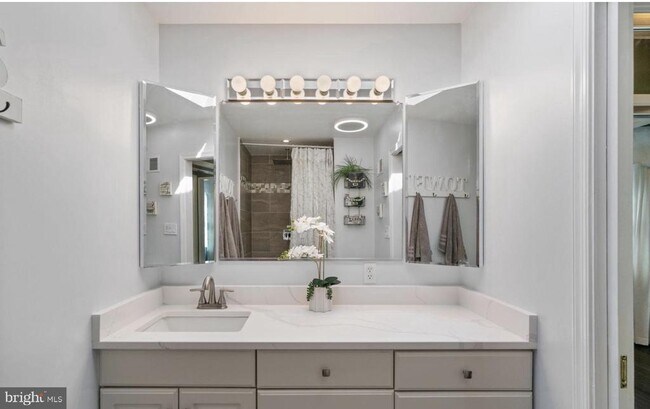 Building Photo - 11611 Vale Rd