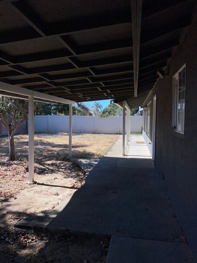 Building Photo - All Freshened Up and Waiting!