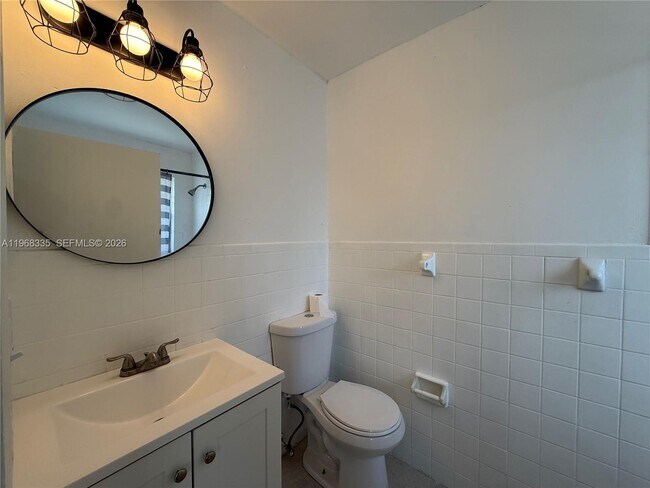 Building Photo - 817 5th St