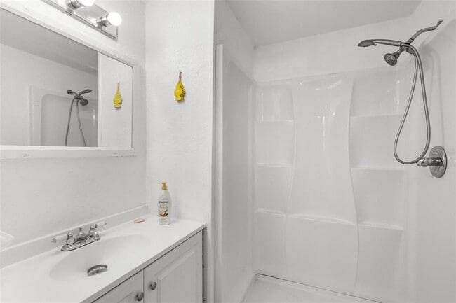 Building Photo - 5330 Poinsettia Dr