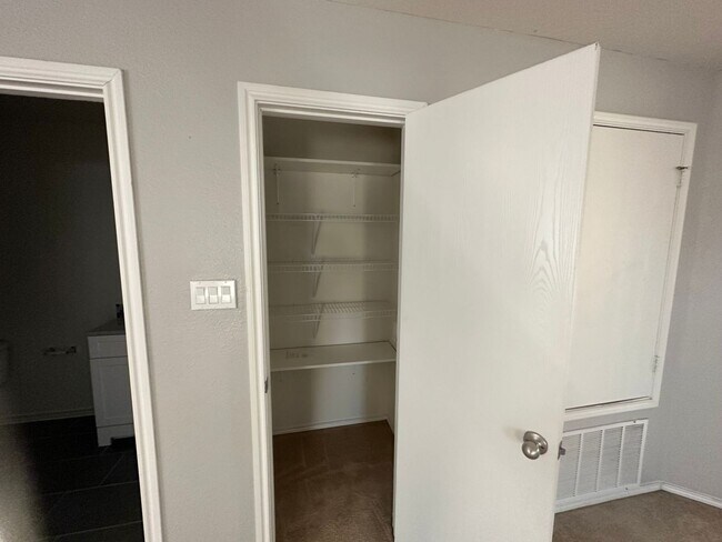 Building Photo - Beautiful Home in Stone Oak!