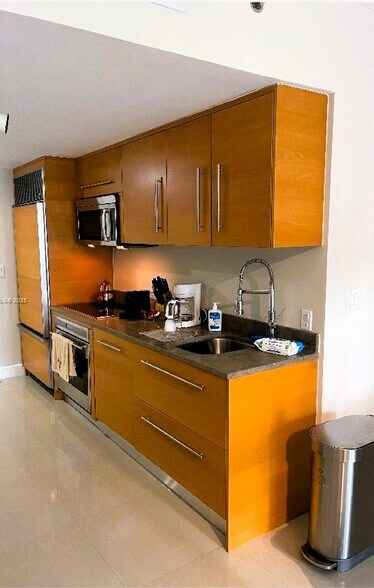 Building Photo - 475 Brickell Ave