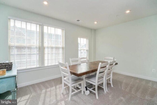 Building Photo - 5950 Etterbeek St