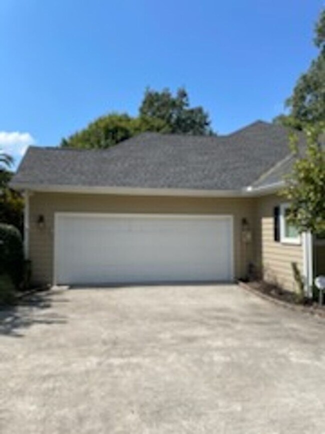 Building Photo - 255 Stonewood Dr