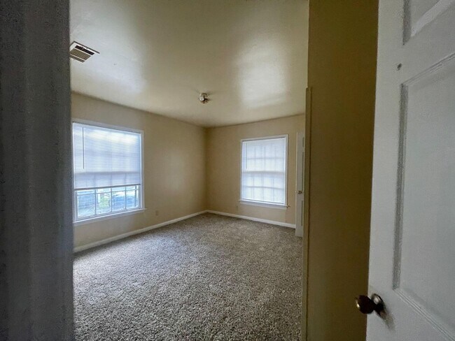 Building Photo - 5345 E Parkway Dr