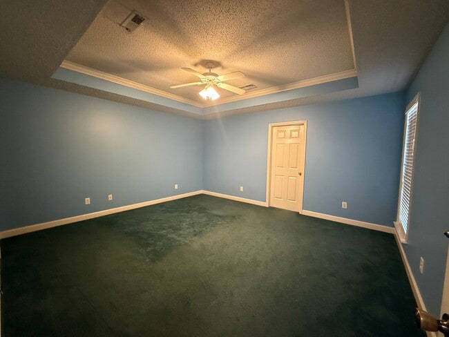 Building Photo - 4/2 Home Available Now!