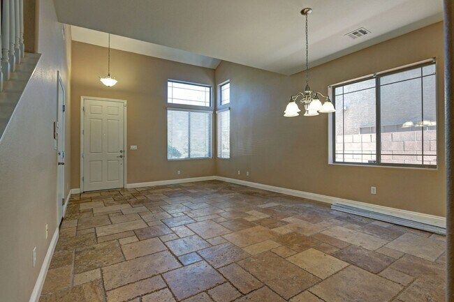 Building Photo - Wonderful 4 Bedroom Home!