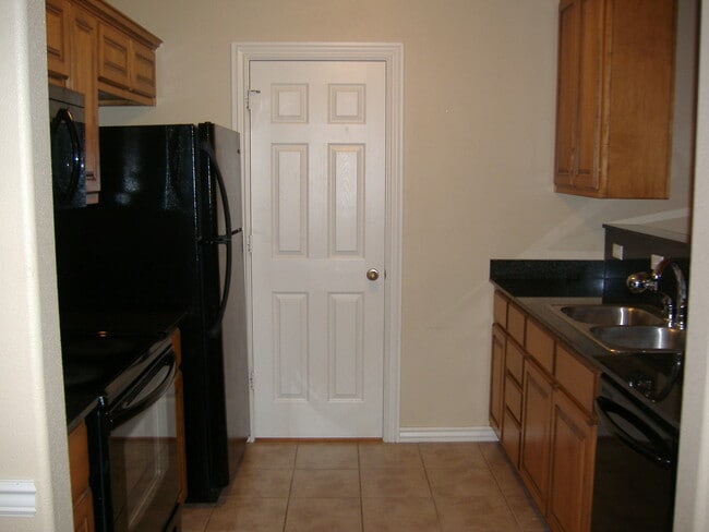 Building Photo - ***898 Oakwood***