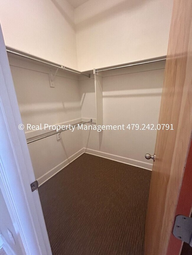 Building Photo - $850 MOVE-IN SPECIAL (does not include app...