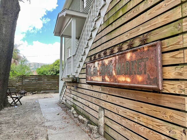 Building Photo - Available 8/1. Gorgeous 2 BR/1 BA Unit in the Historic East Side!