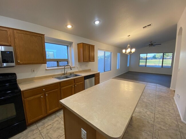 Building Photo - Enjoy Golf Course Living: Refreshed 4-Bedr...
