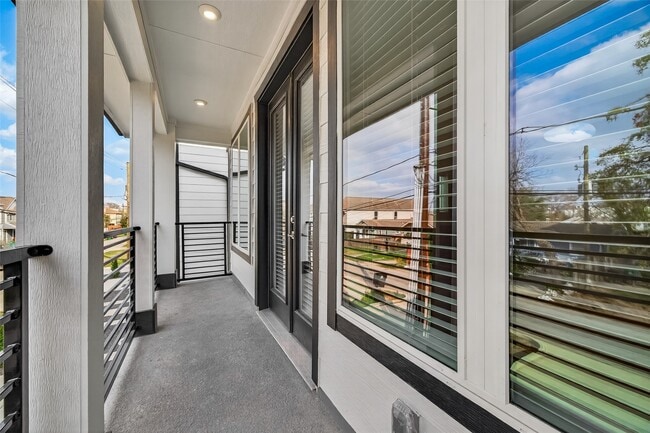 Building Photo - 910 W 21st St