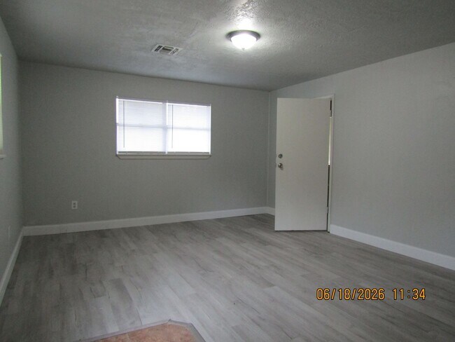 Building Photo - Freshly Painted/New Flooring home located closed to downtown Lawton/Ft. Sill