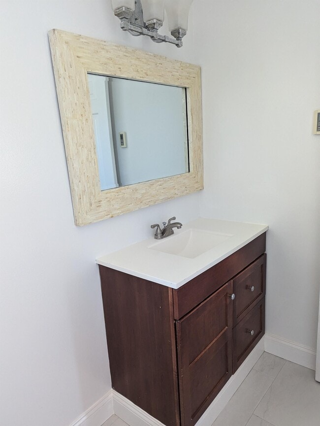 Building Photo - 511 Maple Ave