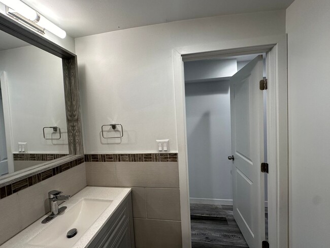 Building Photo - Renovated Spacious Apartment with fenced y...