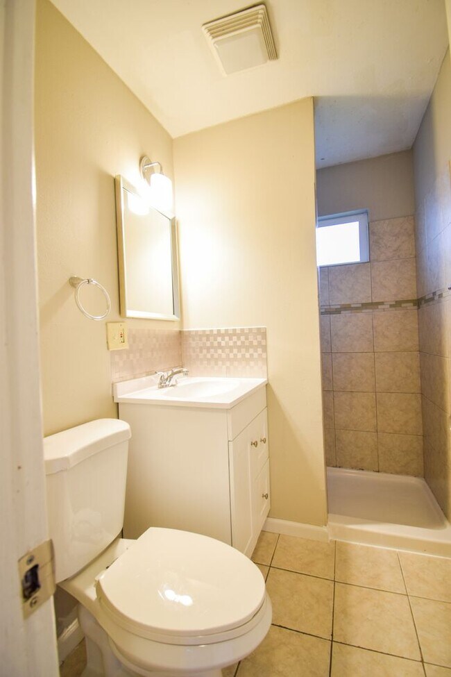 Building Photo - 3129-3133 19