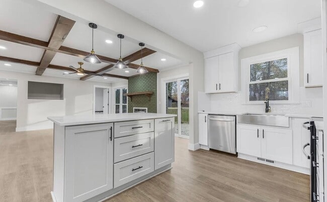 Building Photo - Move in Ready Stunning 4/3 Close To Everything In Greenville!