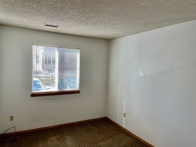 Building Photo - 1st Floor 2 Bedroom in a Gated Community!