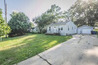 Building Photo - Wonderful 2 bedroom home with garage