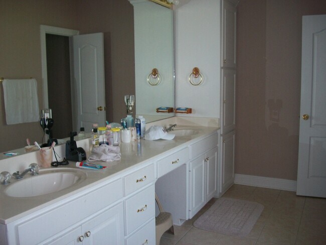 Building Photo - Spacious home in Woodlawn Estates