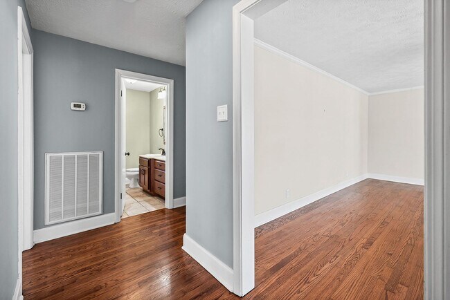 Building Photo - Renovated 3 Bedroom Pet Friendly Home For Rent!