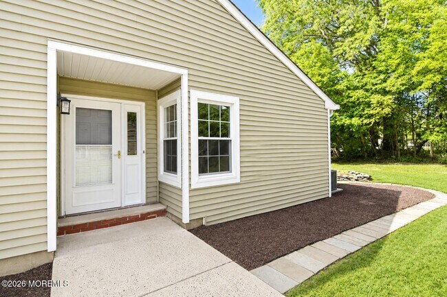 Building Photo - 99 Oak Ln