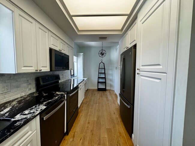 Building Photo - 11370 12 Oaks Way