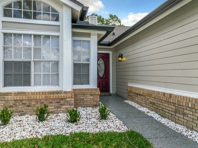 Building Photo - Beautiful 3 Bedroom, 2 Bath POOL Home with 2-Car Garage in the Heart of Hunters Creek!