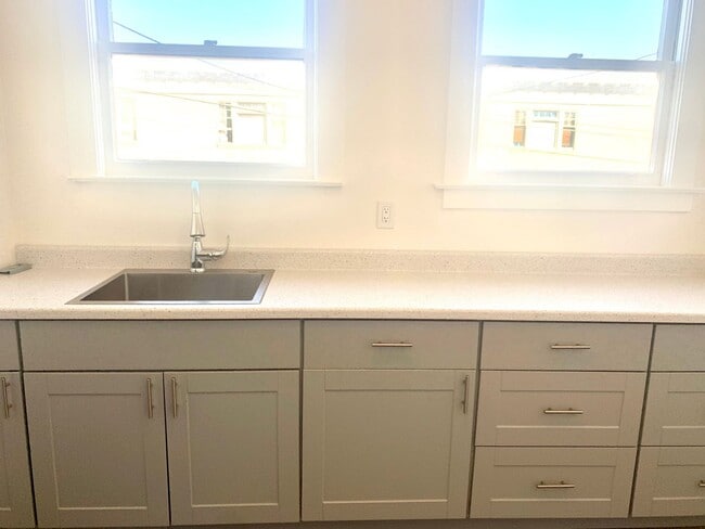 Building Photo - Richmond Dist. Bright 1 Bed/! Bath Flat w/ Hardwood Floors and Walk In Closets