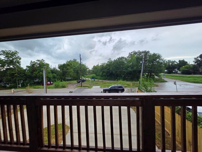 Building Photo - Stunning Duplex with Garage & Modern Finishes