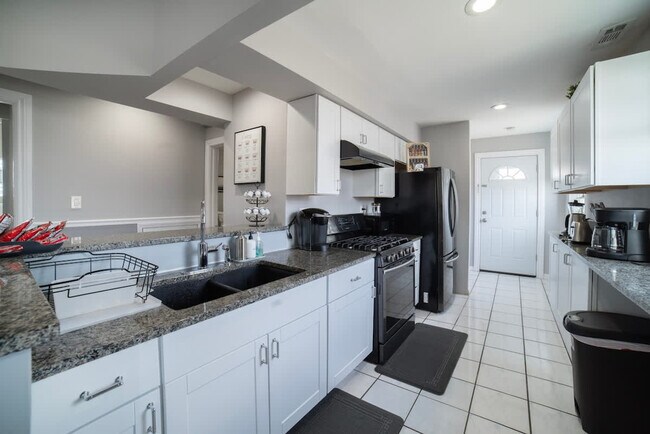 Building Photo - 2002 W Cermak Rd