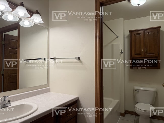 Building Photo - 2071 River Point Ct