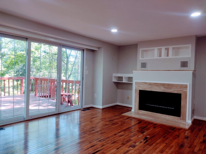 Building Photo - 5455 Hildebrand Ct